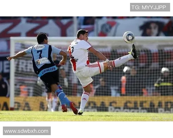 河床与小保加的较量谁能在足球场上笑到最后