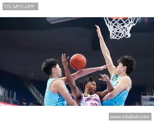 青岛男篮与广州男篮激战正酣谁能在这场对决中笑到最后