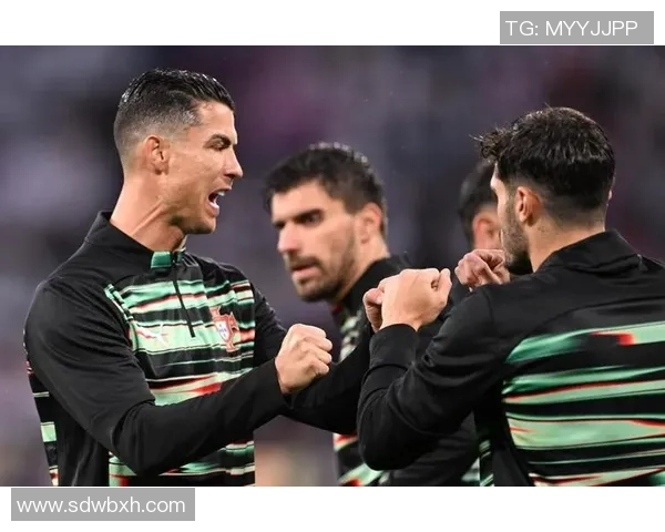 球迷疯狂一幕欧冠赛场上演抢夺C罗球衣的离奇事件